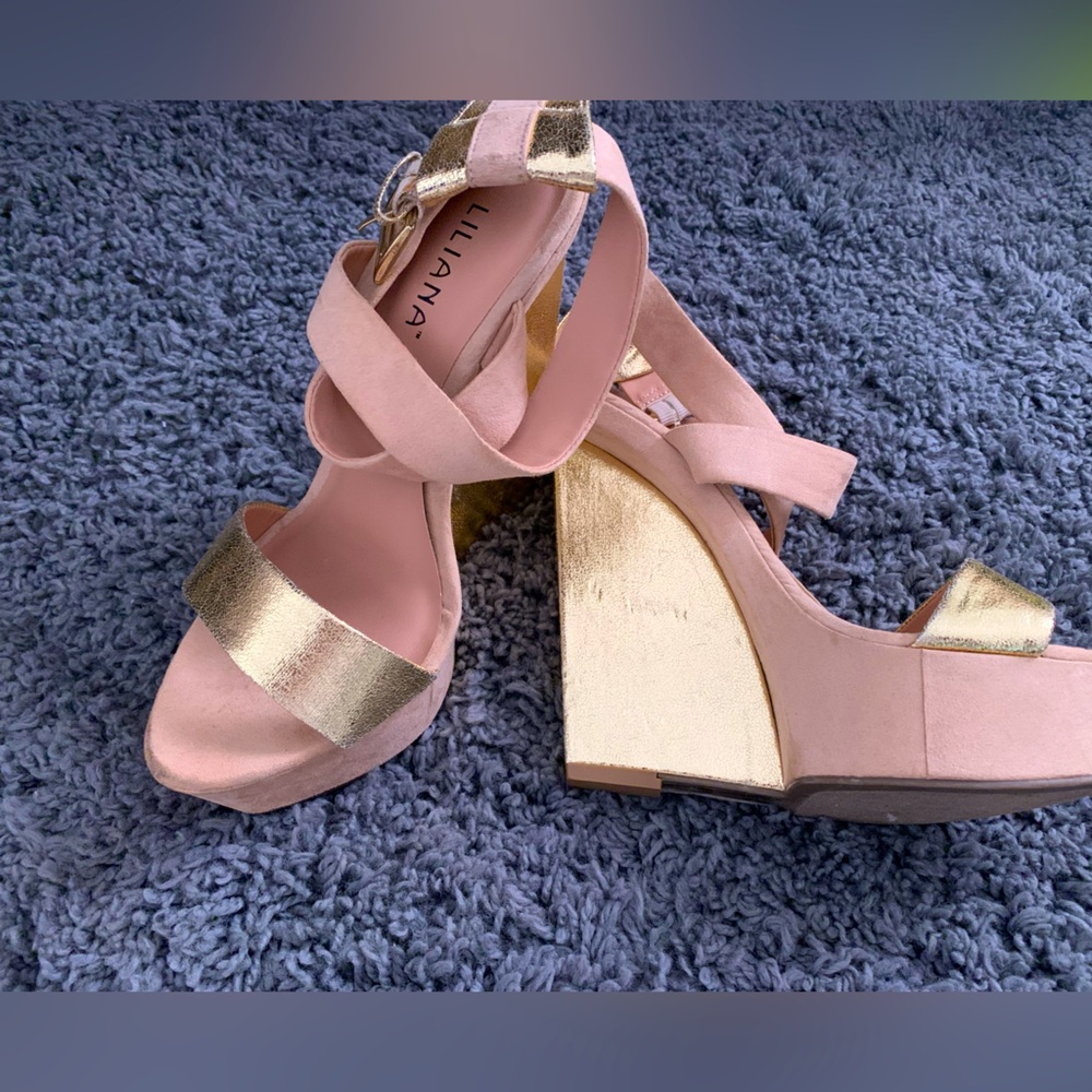 Brand new hi wedge by Liliana